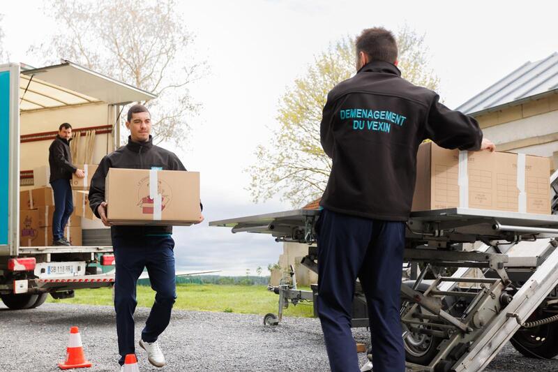 Nos déménageurs en train de décharger leur camion leur d'un déménagement d'entreprise en Val-d'Oise