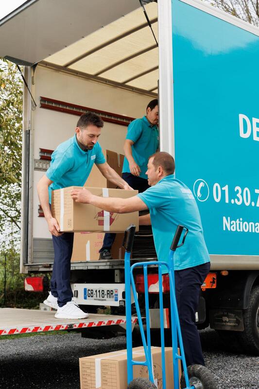 3 déménageurs de la société Déménagement Du Vexin s'affairent à charger les biens d'un clients dans leur camion 3 déménageurs de la société Déménagement Du Vexin s'affairent à charger les biens d'un clients dans leur camion