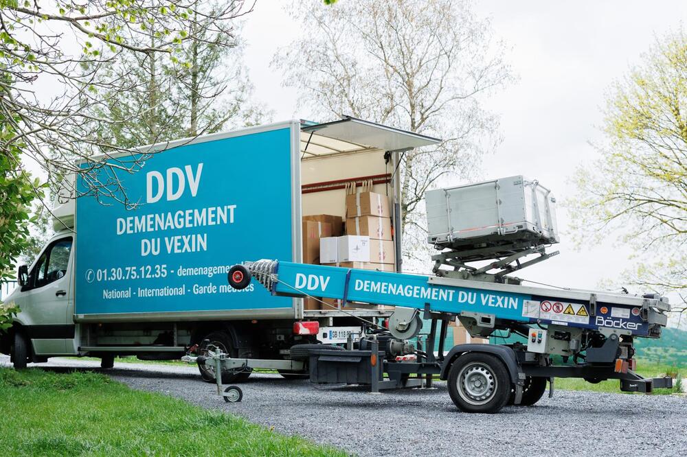 Les biens, cartons et meubles d'un client sont chargés dans un camion appartenant à la société de déménagement Du Vexin Les biens, cartons et meubles d'un client sont chargés dans un camion appartenant à la société de déménagement Du Vexin