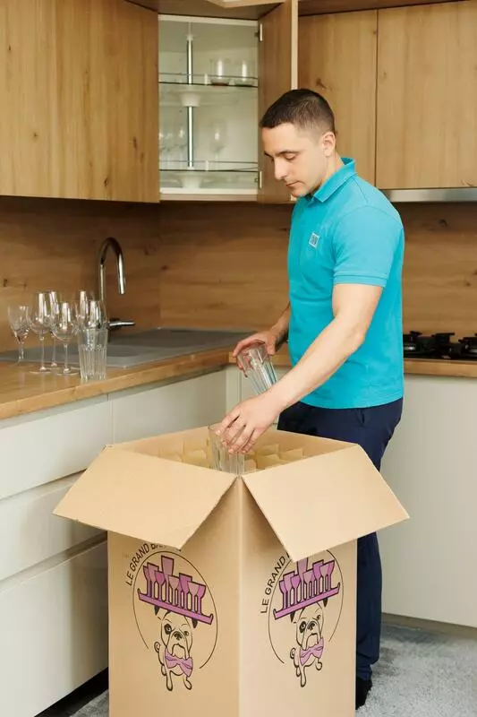 Déménageur protégeant du mobilier normand de valeur