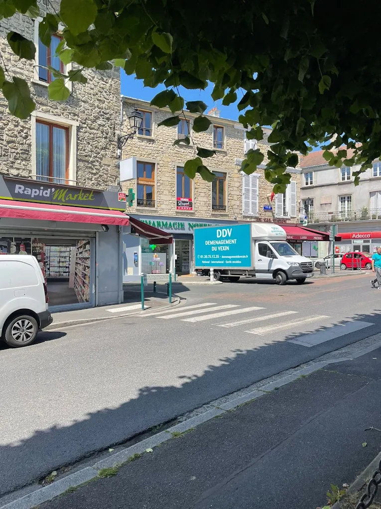 Équipe professionnelle en intervention près d'un centre d'affaires