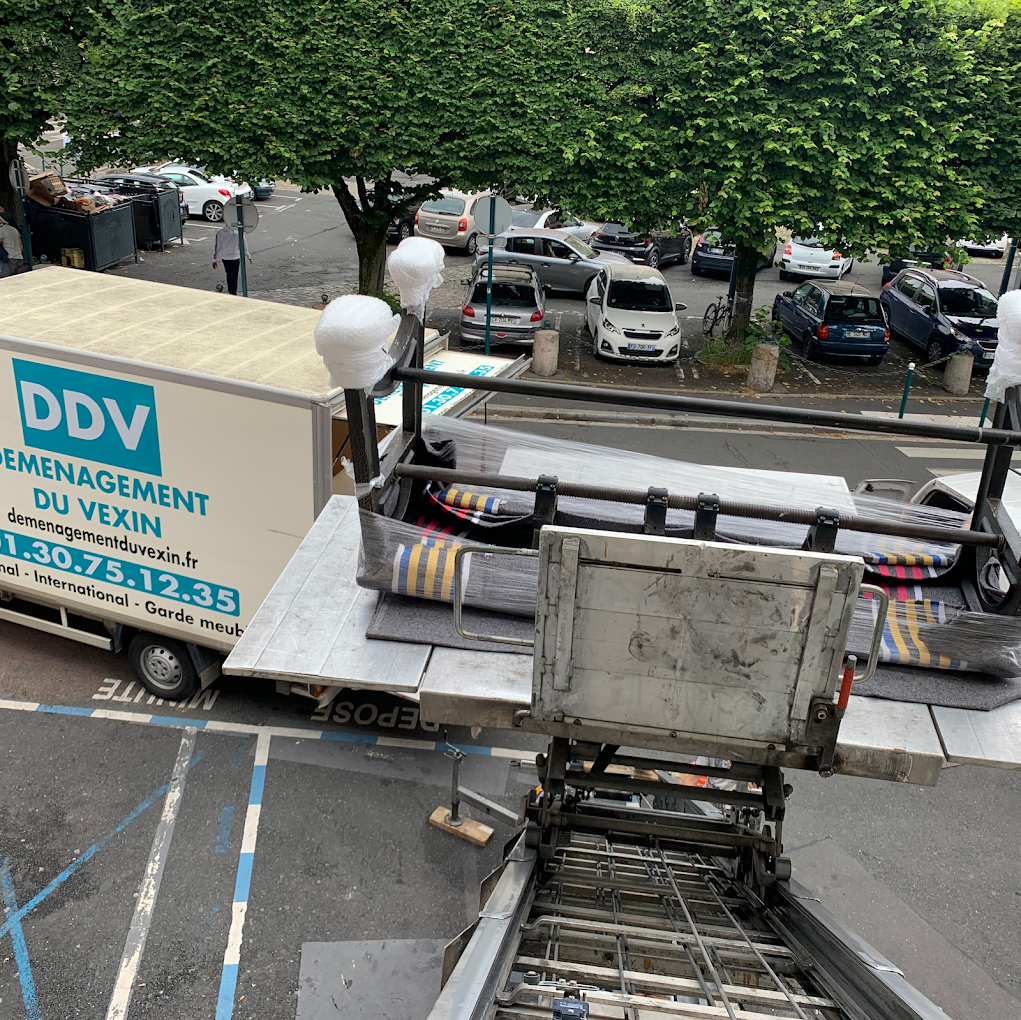 Équipe de déménagement professionnelle en intervention urbaine à Créteil