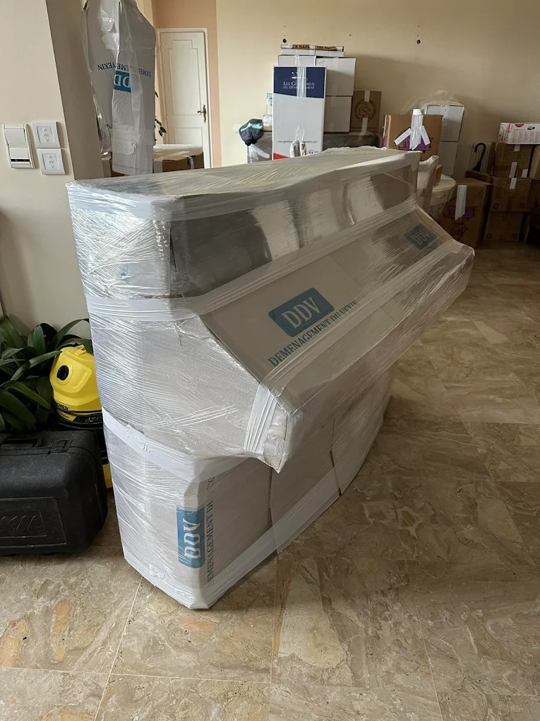 Équipe de déménagement professionnelle devant une villa à Deauville