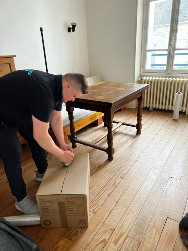 Équipe de déménagement professionnelle en intervention à Évreux