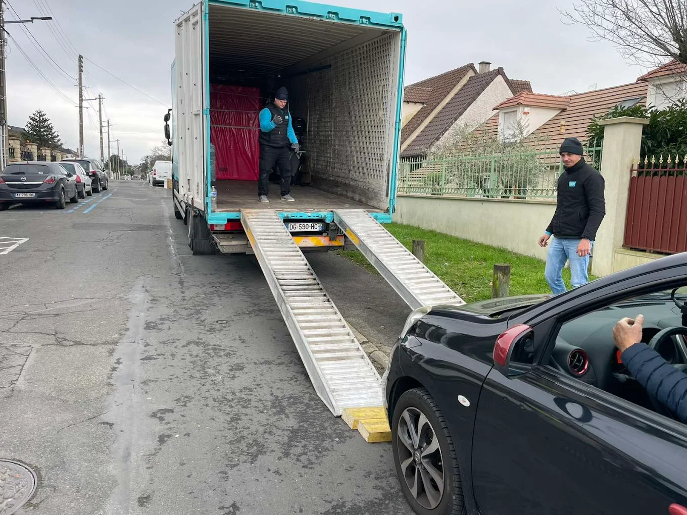 Équipe de déménagement professionnelle en intervention à Falaise en Normandie