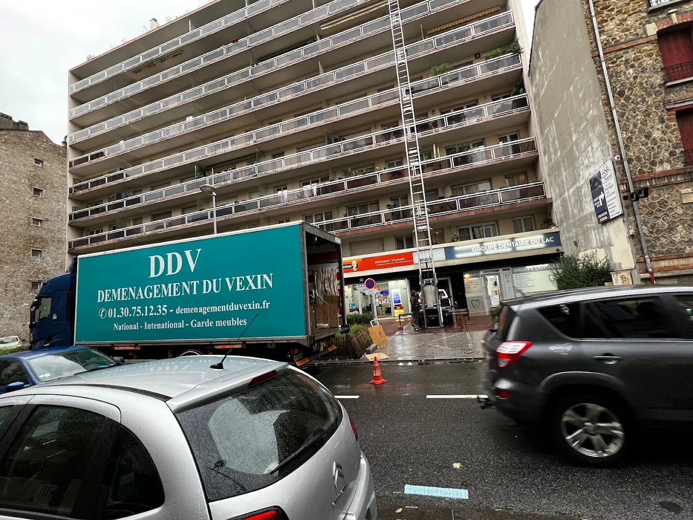 Équipe de déménagement professionnelle en intervention en zone urbaine dense