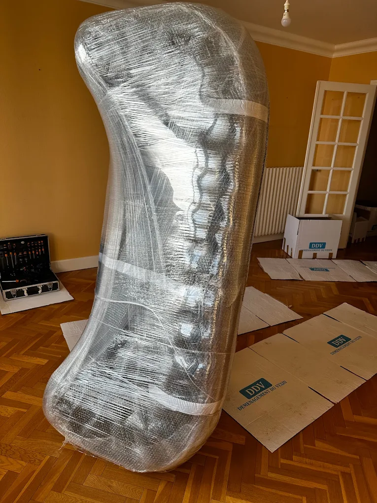 Équipe de déménagement professionnelle en intervention dans le centre de Pontoise