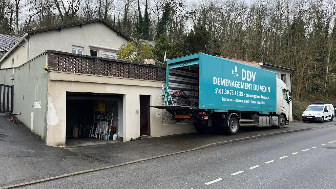 Équipe de déménagement en action en Seine-Saint-Denis